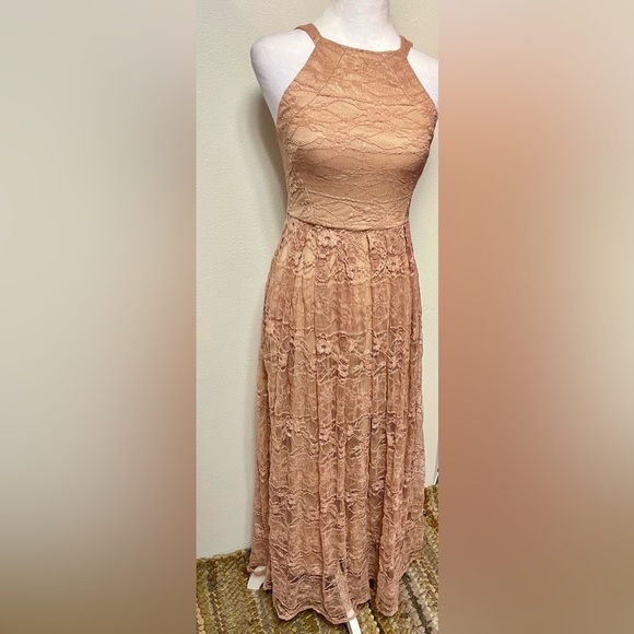 Coconinno Lace Maxi Dress with Shimmery Gold Tones - Picture 3 of 10